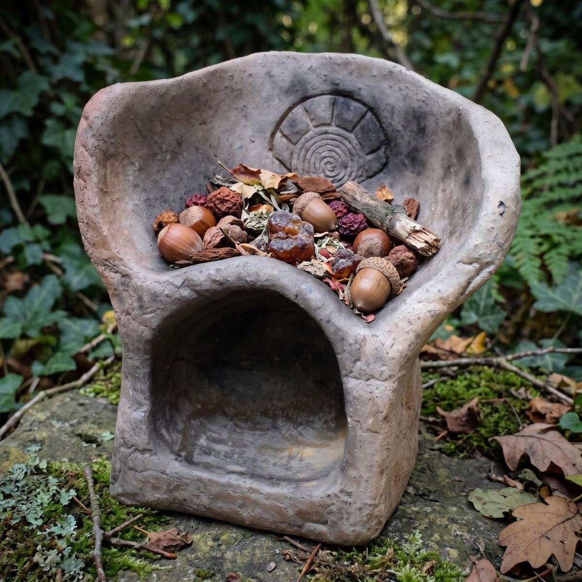Altar Schrein Opferschale Keramik, Gabenschale mit Sonnenrelief und Höhle für Rituale, archaisches Unikat SCH034