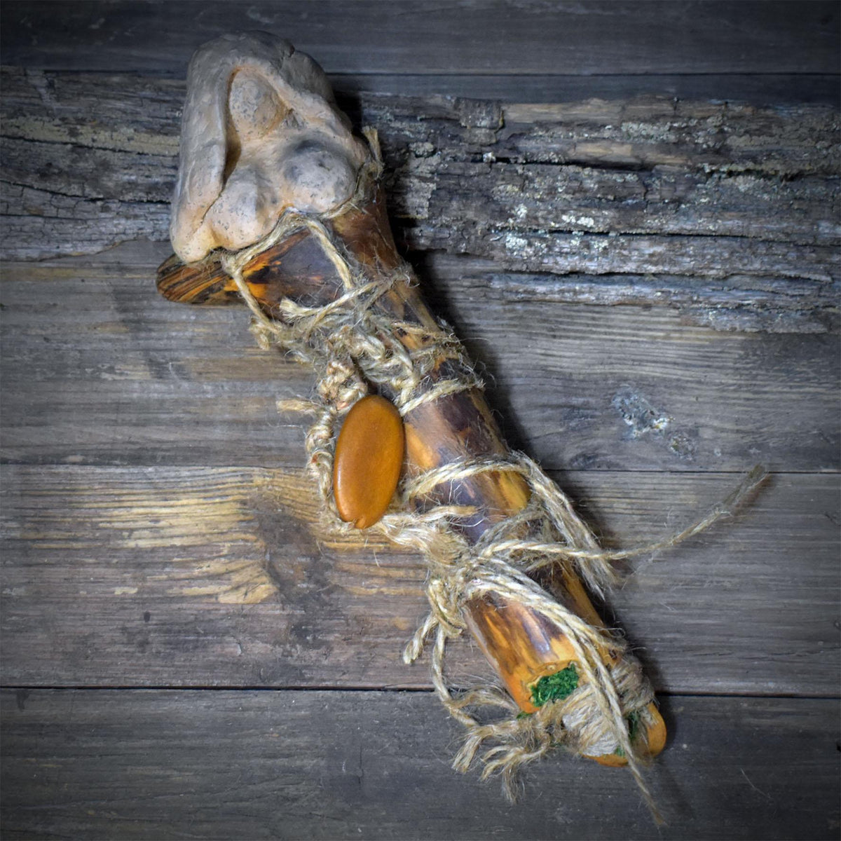 Ritualstab aus Holz und Keramik mit Sandrose und Holzperle, schamanischer Kraftstab für Rituale, Unikat RST055