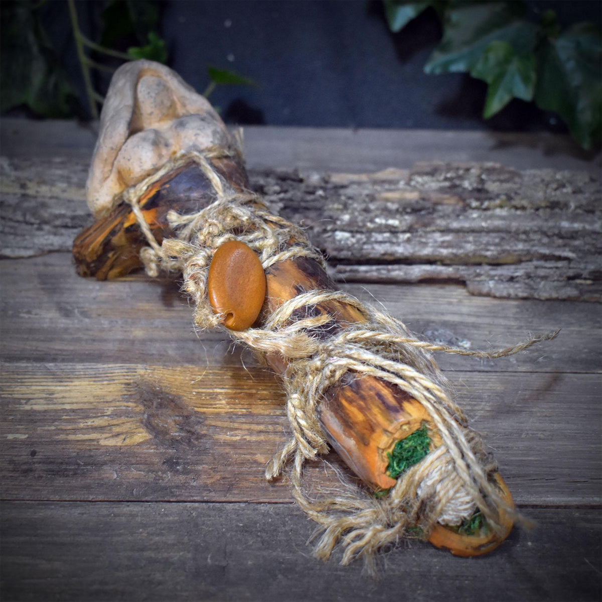 Ritualstab aus Holz und Keramik mit Sandrose und Holzperle, schamanischer Kraftstab für Rituale, Unikat RST055