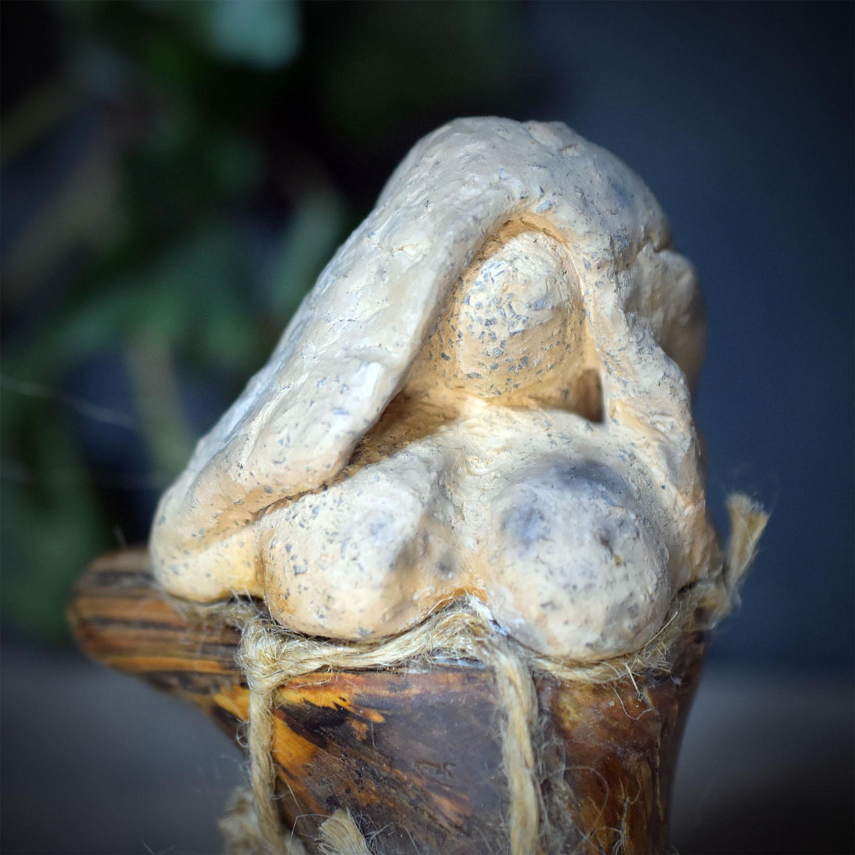 Ritualstab aus Holz und Keramik mit Sandrose und Holzperle, schamanischer Kraftstab für Rituale, Unikat RST055
