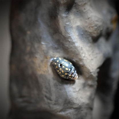 Schwellenhüter Wanddeko aus Keramik, Wandbehang mit echten Fossilien, Muschel & Metallglocke, Schutz Talisman Unikat HEX065