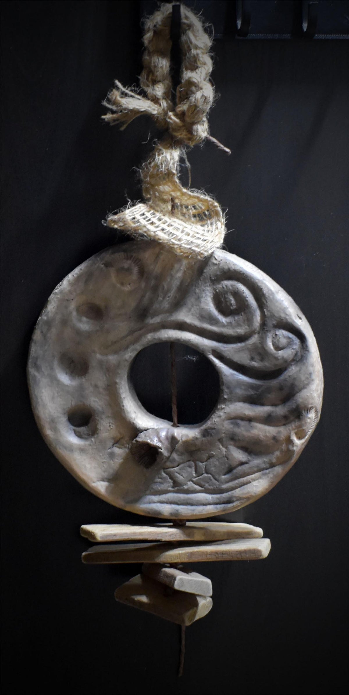 Hühnergott Wanddeko Keramik, Hagstone Wandbehang mit echten Fossilien und Treibholz, Schutztalisman Unikat HEX066