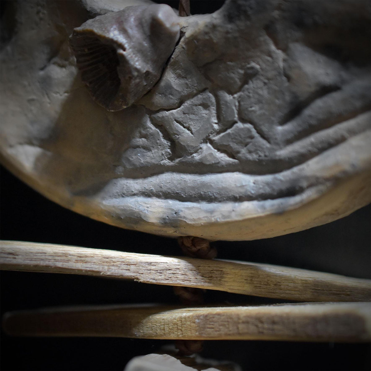 Hühnergott Wanddeko Keramik, Hagstone Wandbehang mit echten Fossilien und Treibholz, Schutztalisman Unikat HEX066