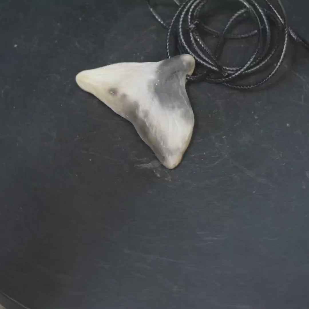 Walfluke Amulett aus Ton, Krafttier Walflosse Kette, Archaischer Meer Talisman, Handgeformter Wal Anhänger, Spiritueller Schmuck AMU089