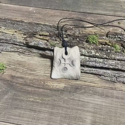 Amulett Hekate– Archaische Rauchbrandkunst aus Ton mit verstellbarem Baumwollband und Glasperle - Art.Nr.: AMU054