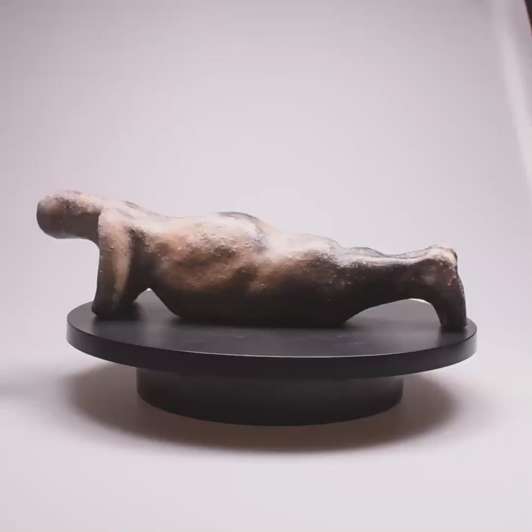 Einzigartige liegende Skulptur aus Ton gefertigt und im Rauchbrand vollendet - ideales Geschenk für entspanntes Wohnambiente