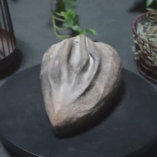 Herz aus Ton mit Yoni & Citrin – archaisches Rauchbrand-Kunstobjekt - SKU188