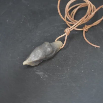 Venus Amulett aus Ton, Archaische Göttin Kette, Fruchtbarkeit Talisman, Handgefertigter Urgöttin Anhänger, Spiritueller Schmuck AMU088