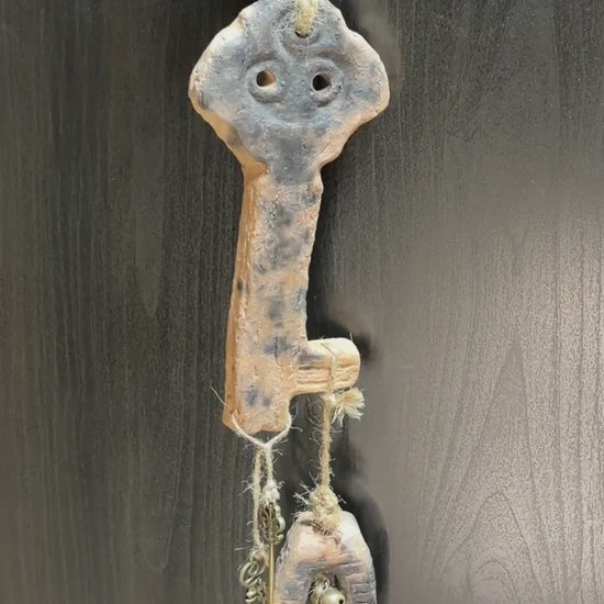 Holdas Schlüssel Wanddeko Keramik Frau Holle Wandbehang Tor Glöckchen Altar Rauhnächte Schutz HEX057