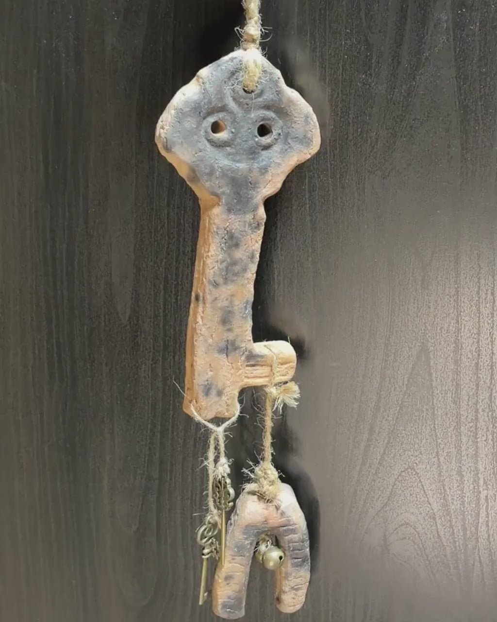 Holdas Schlüssel Wanddeko Keramik Frau Holle Wandbehang Tor Glöckchen Altar Rauhnächte Schutz HEX057