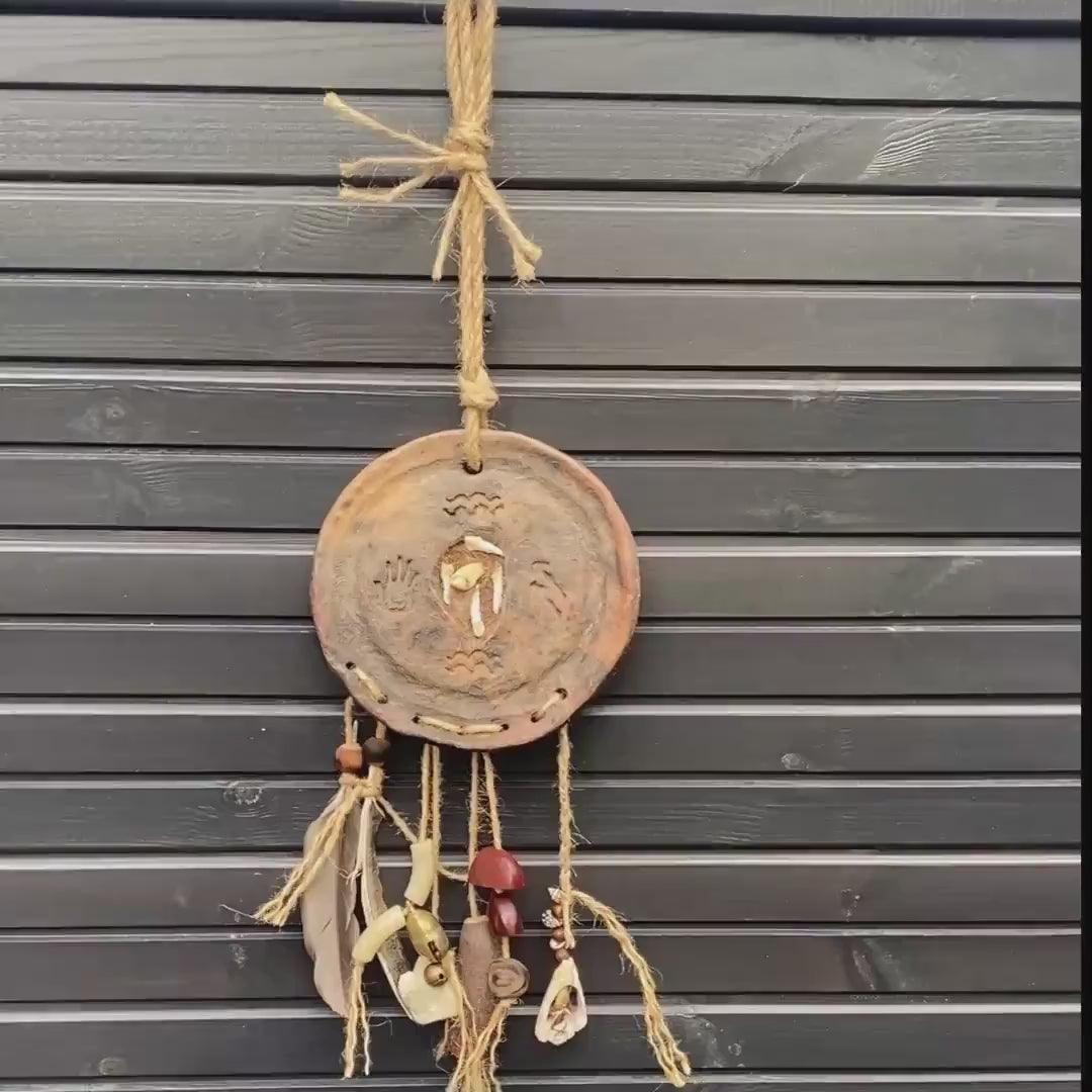 Schamanische Trommel-Wanddeko – Rauchbrandkunst mit Wildschweinzähnen & Kraftobjekten - Art.Nr.: HEX015