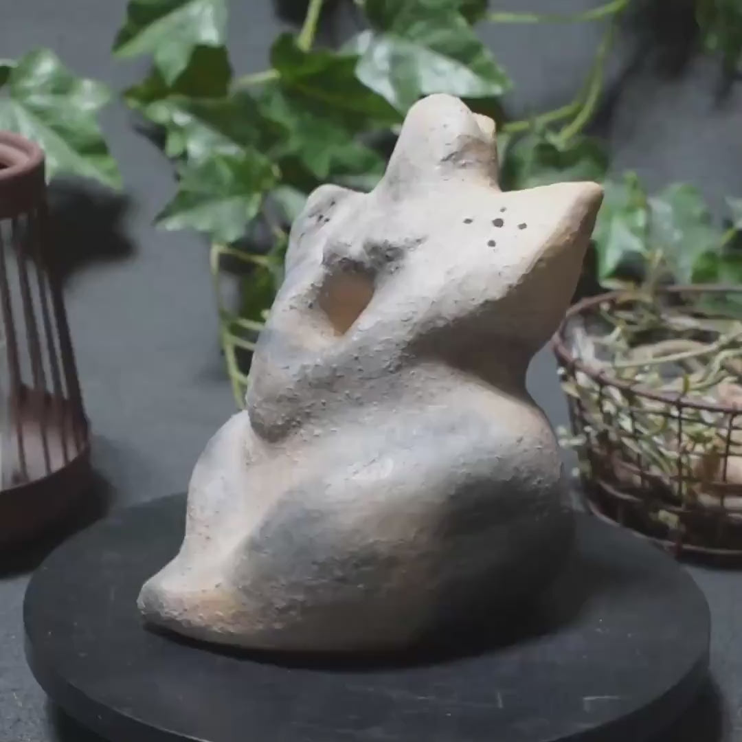 Skulptur „Mondgöttin“ – Archaische Rauchbrandfigur aus Ton - SKU189