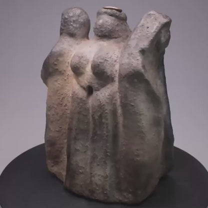 Dekorativer Rückfluss Räucherkegelhalter aus traditionell gebranntem Ton - Hekate dreifache Göttin Dekoration - Handgemachte Rauchbrandkunst