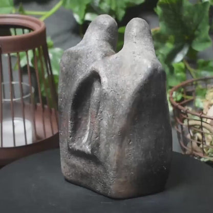 Handgefertigte Ton-Skulptur - Abstrakte Liebenden Figur - Rustikale Rauchbrandkunst - Art.Nr.: SKU011