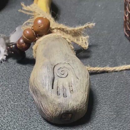 Schamanische Rassel Hopi-Hand – Klang der Ahnen mit eingelassenem Bernstein - spirituelles Werkzeug - Art.Nr.: SRA023