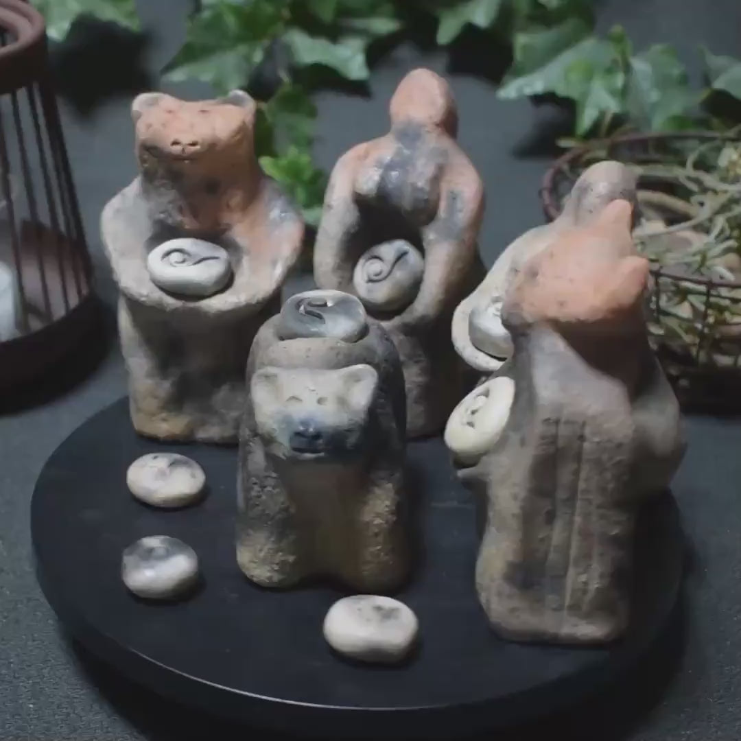 Ritualskulptur aus Rauchbrandton mit vier Symbolsteinen - SKU192