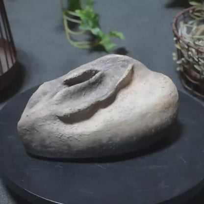 Traditionelles Rauchbrand-Herz mit eingearbeiteter Yoni – symbolstarkes archaisches Objekt - SKU188